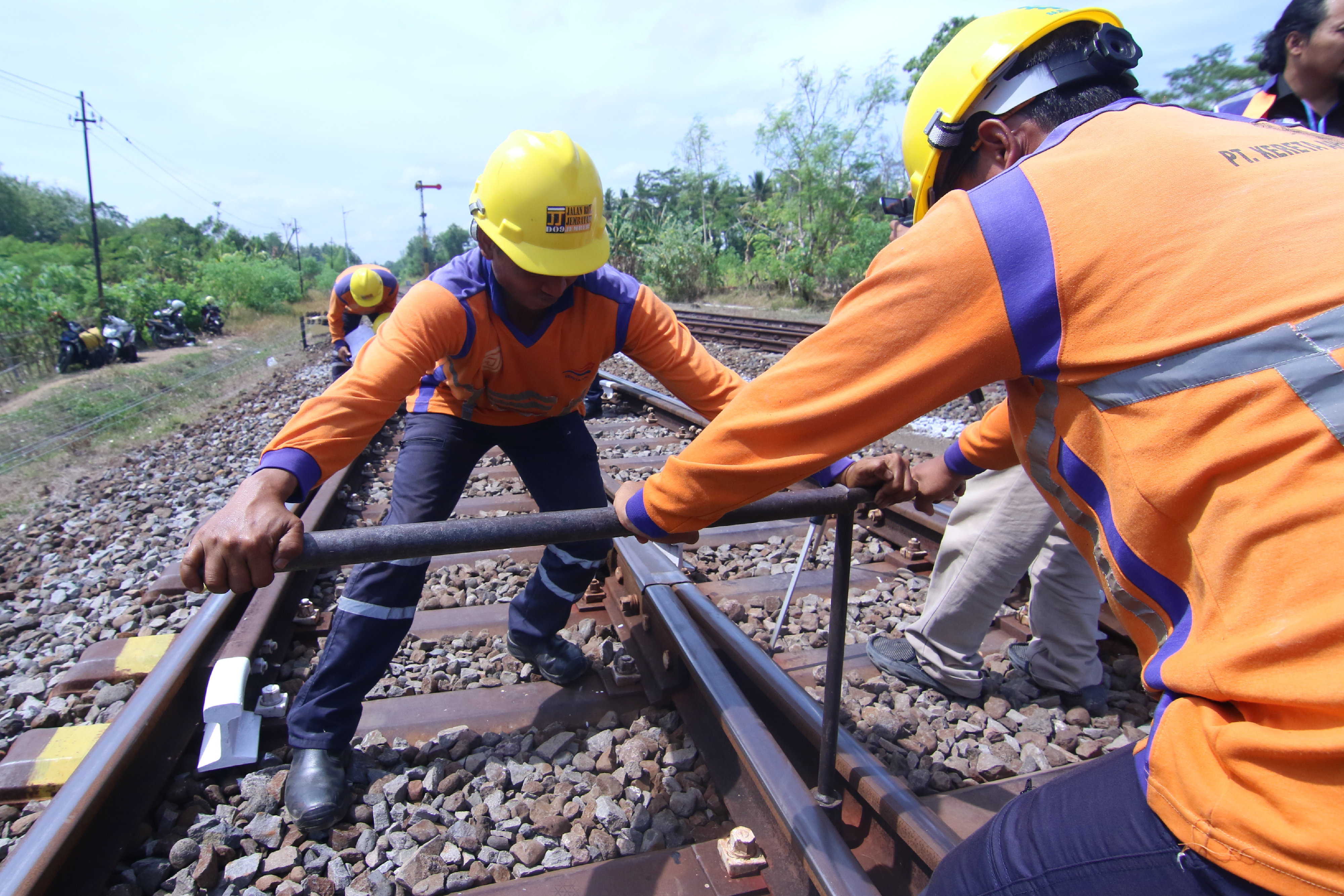 Perawatan Rel Jelang Libur Natal dan Tahun Baru