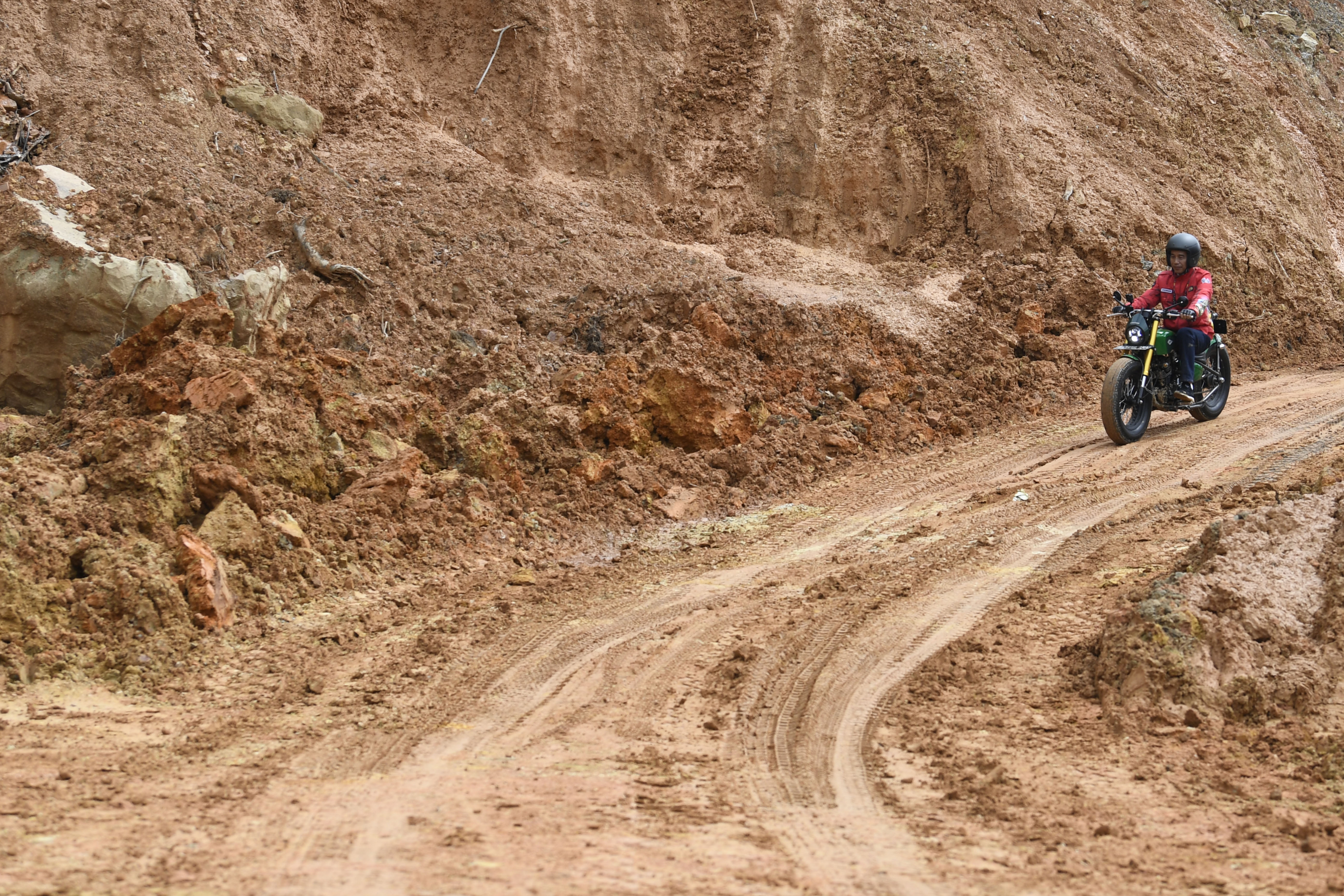 Presiden Jokowi Telusuri Jalan Trans Kalimantan