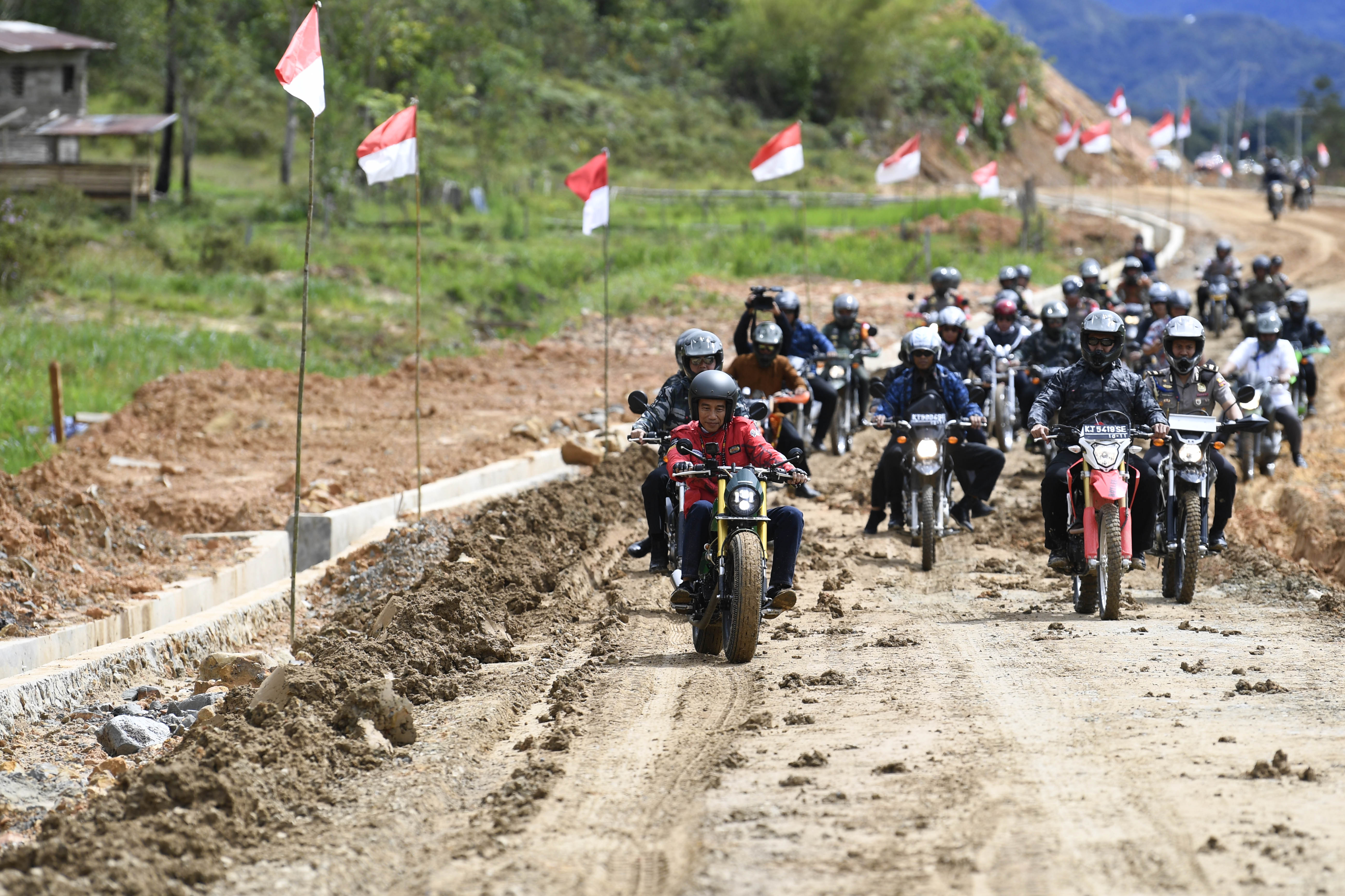 Presiden Jokowi Telusuri Jalan Trans Kalimantan