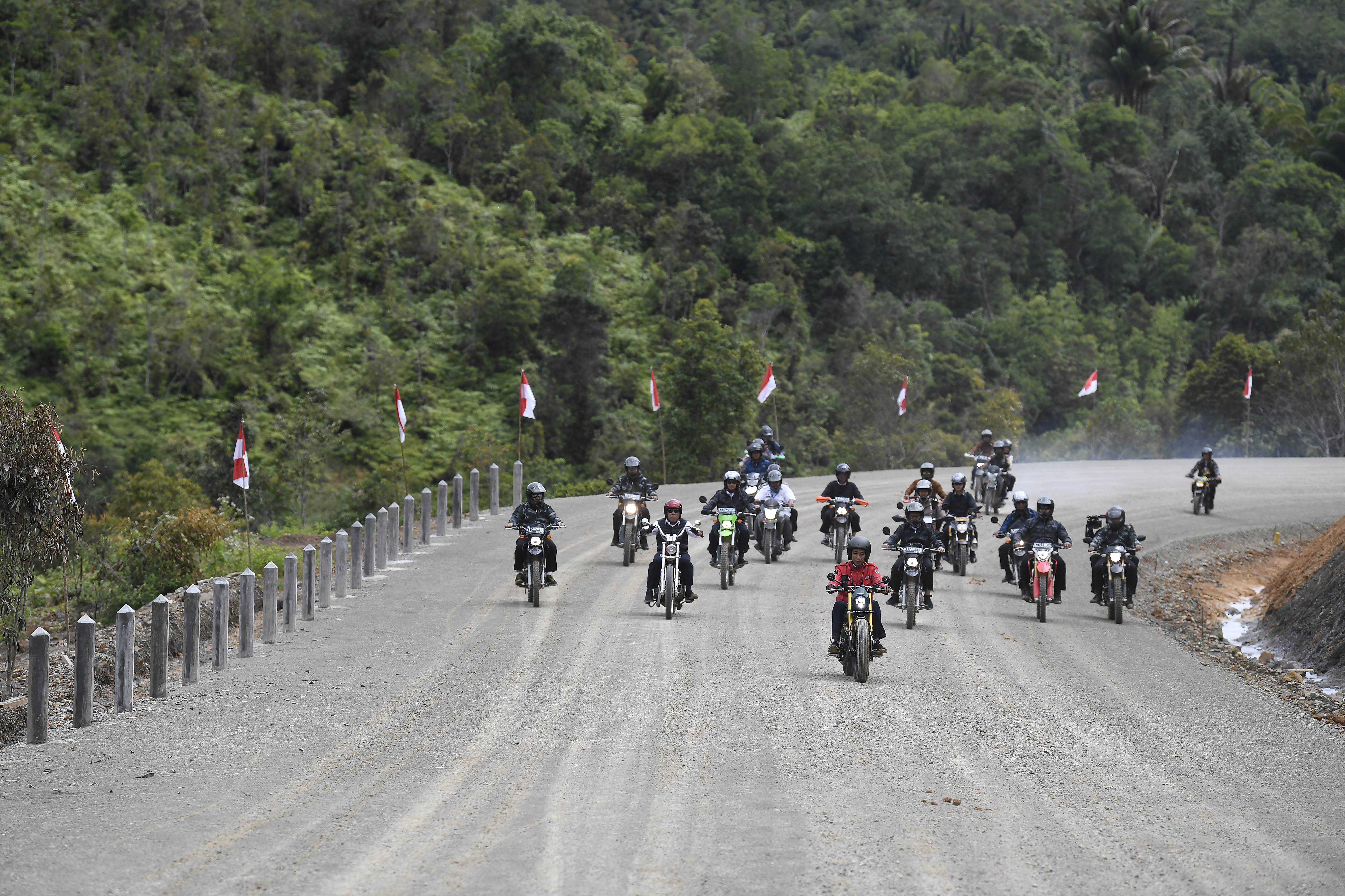 Presiden Jokowi Telusuri Jalan Trans Kalimantan
