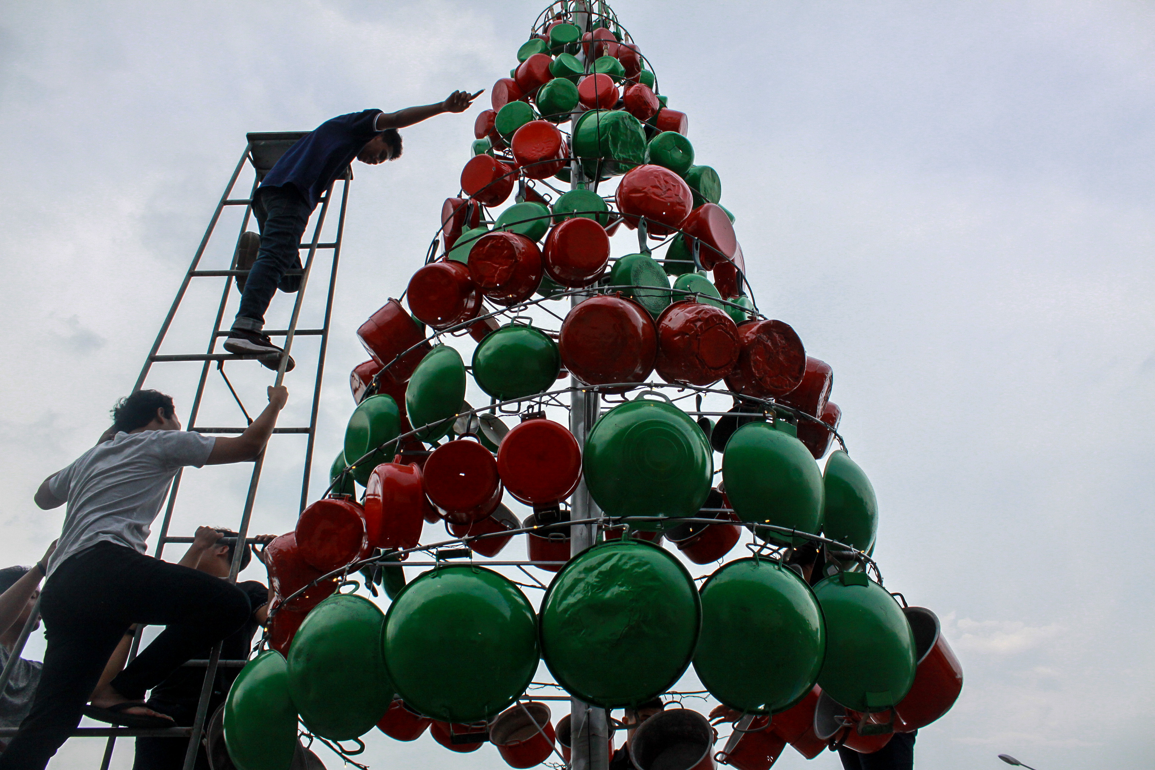 Pohon Natal Dari Alat Rumah Tangga