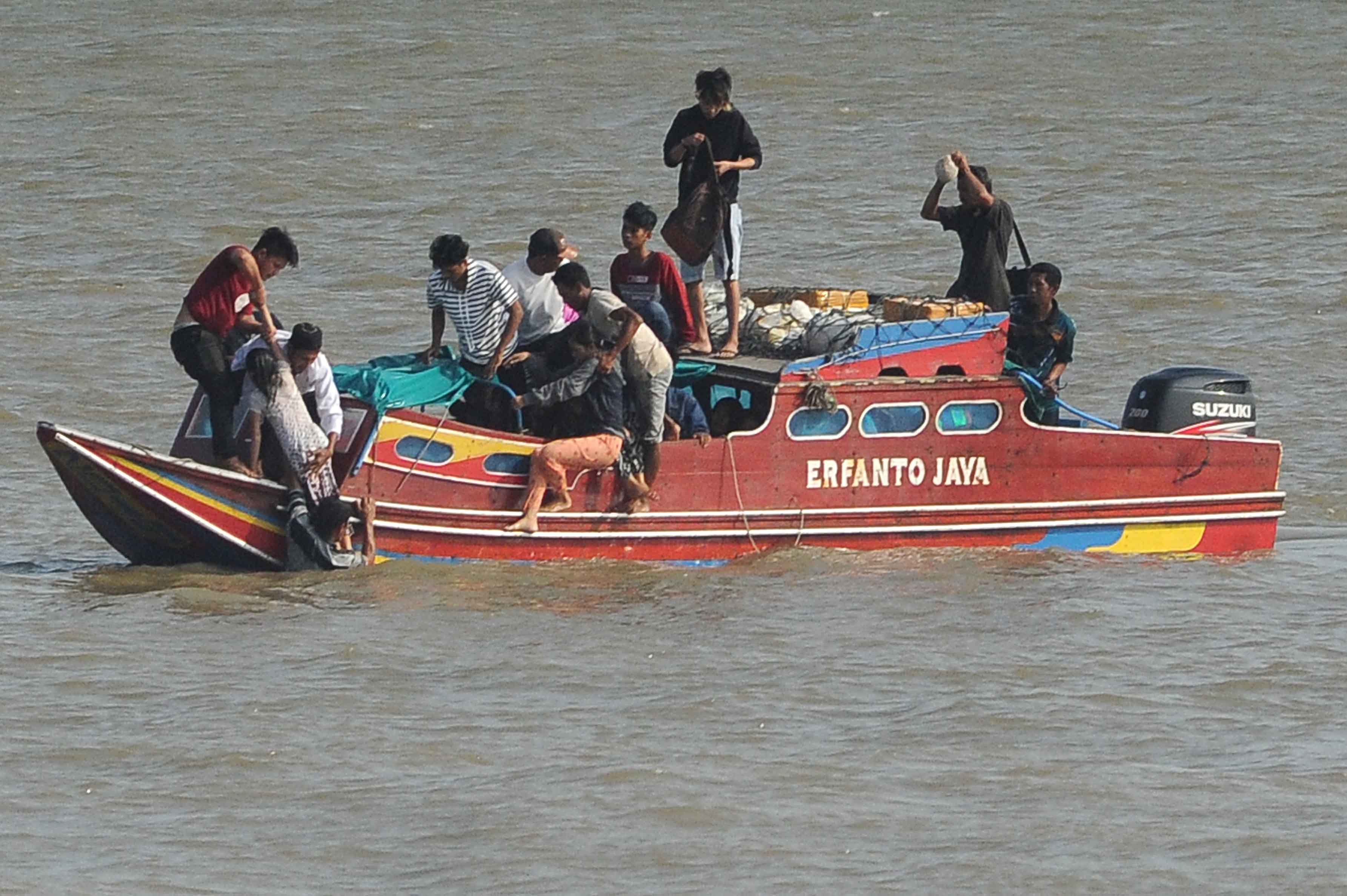 Evakuasi Korban Kecelakaan Laut