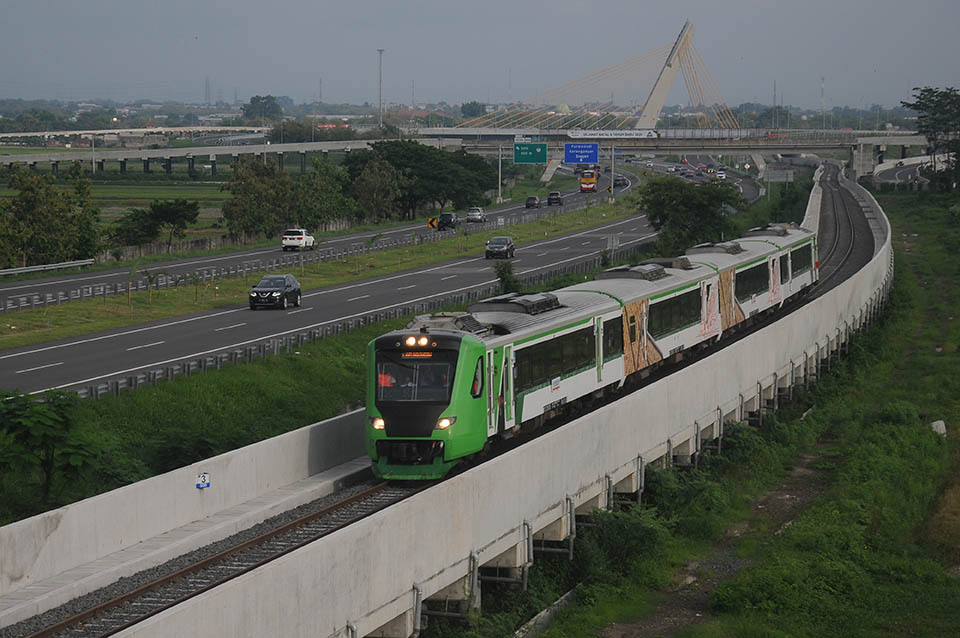 Uji Coba Kereta api Bandara Adi Soemarmo 