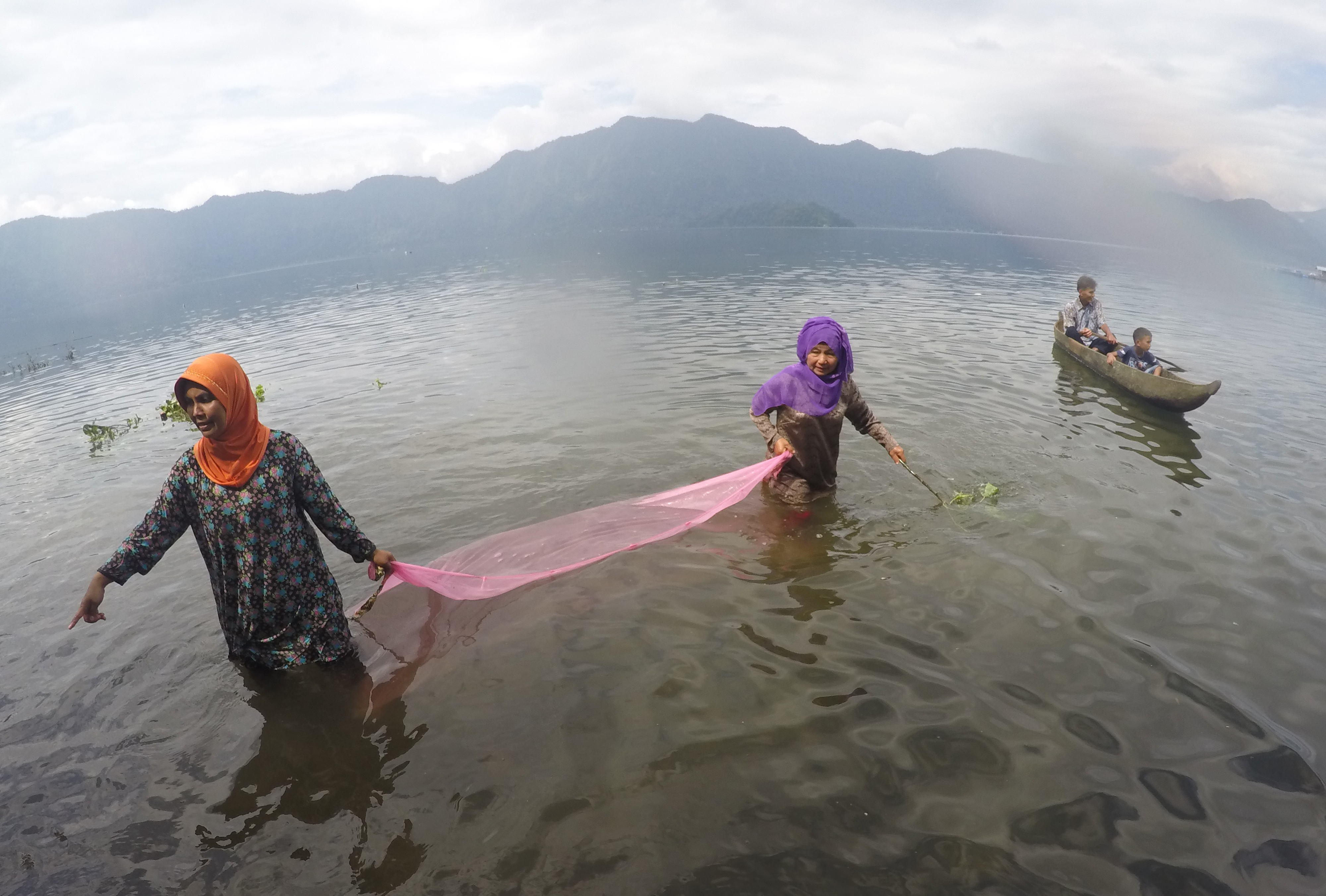 Festival Rinuak di Danau Maninjau