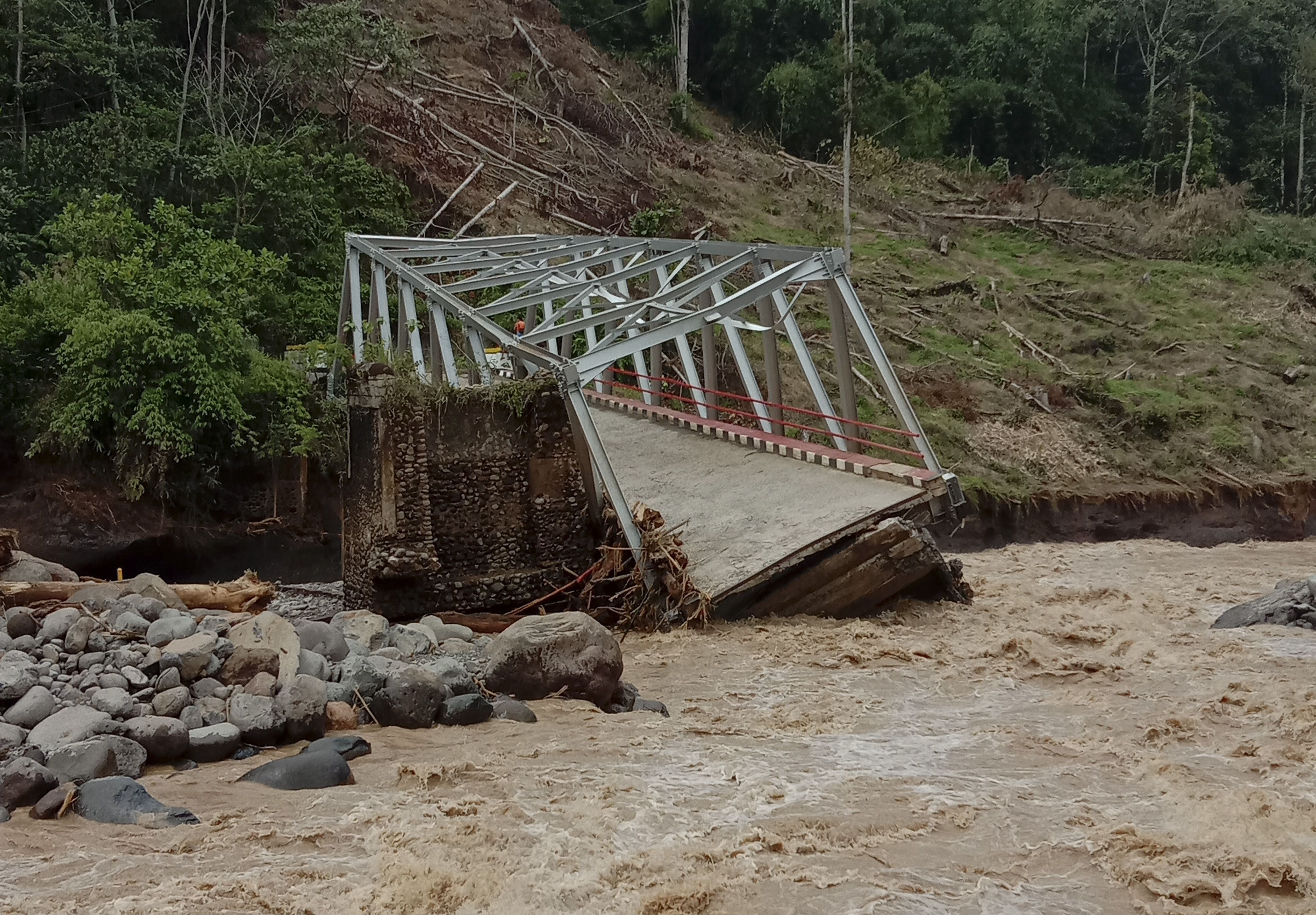 Jembatan Putus Akibat Banjir Bandang