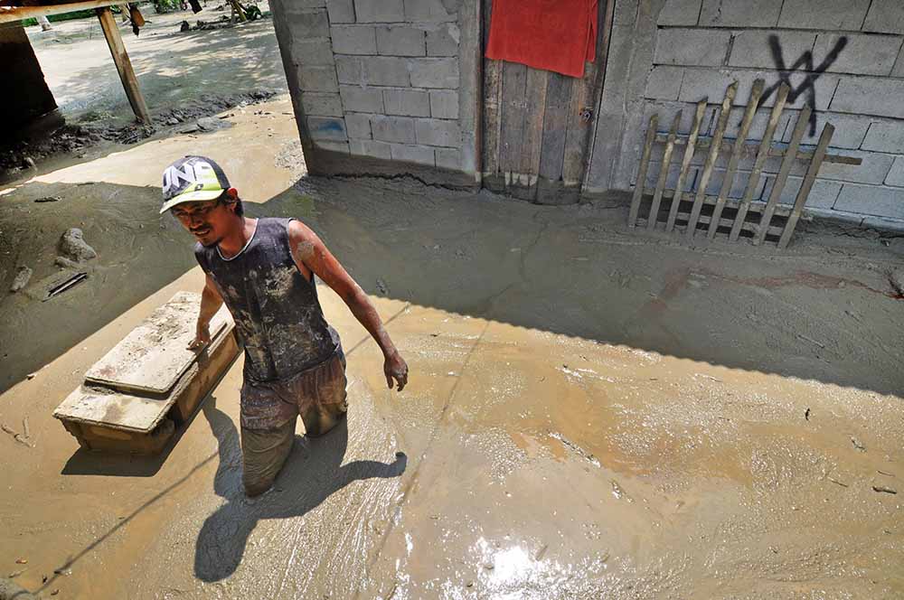 Banjir di Sigi Menyisakan Lumpur
