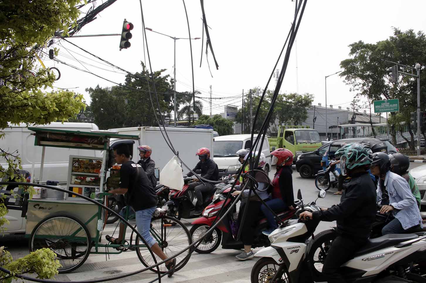 Kabel Semrawut di Jalan Raya