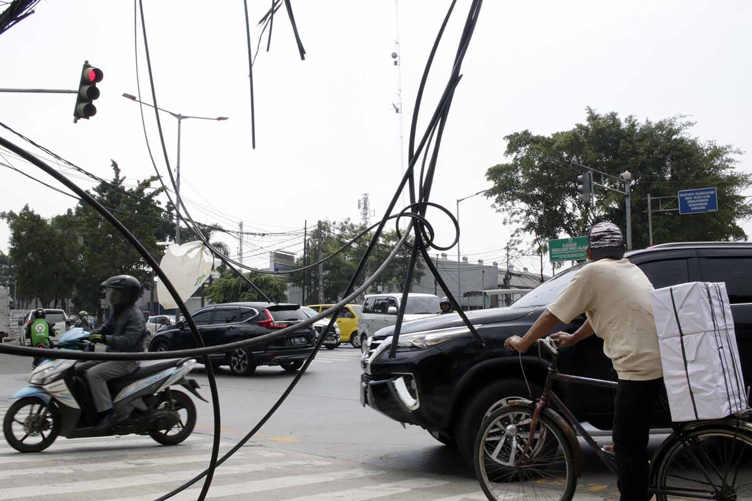 Kabel Semrawut di Jalan Raya