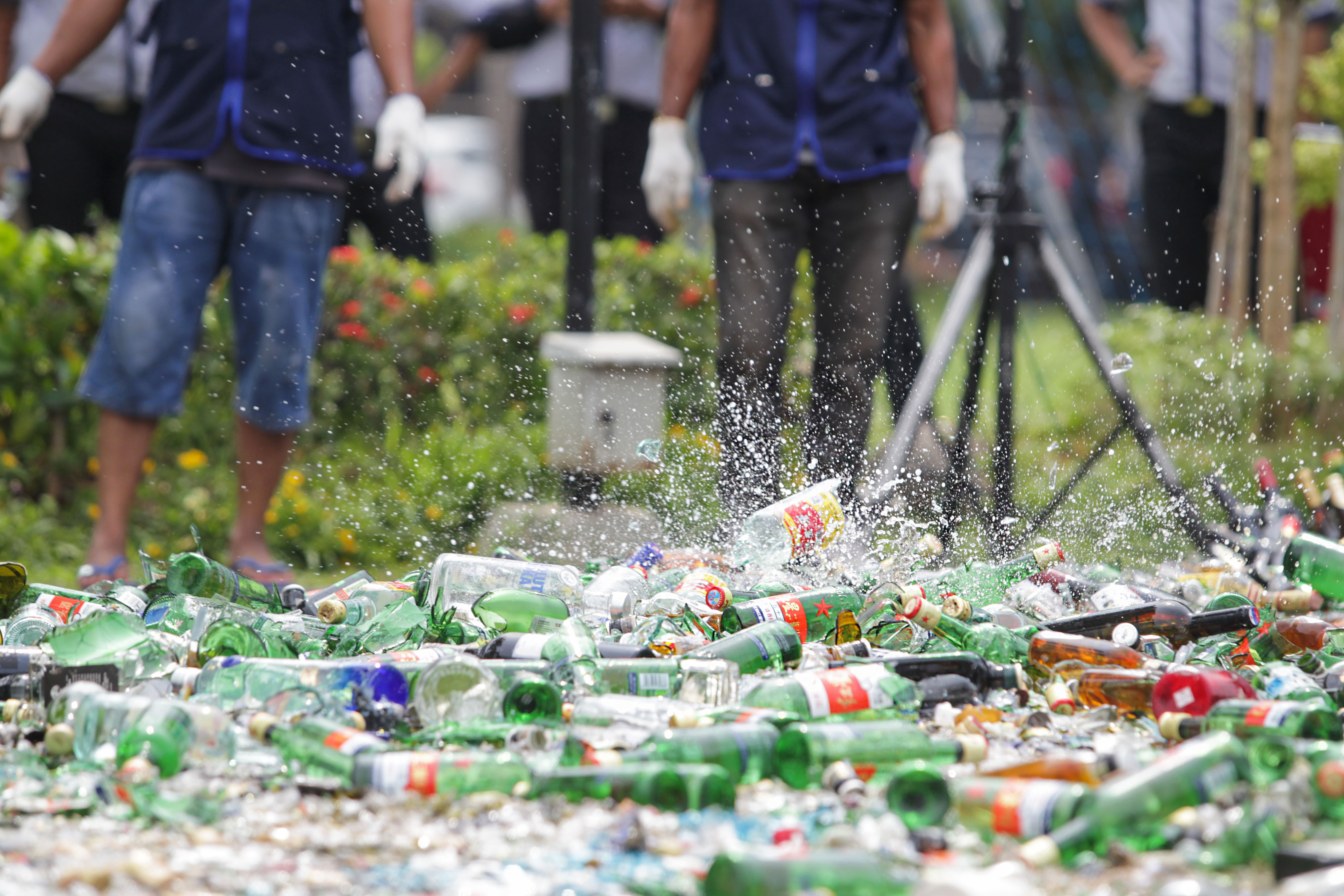 Bea Cukai Musnahkan Miras dan Rokok Ilegal