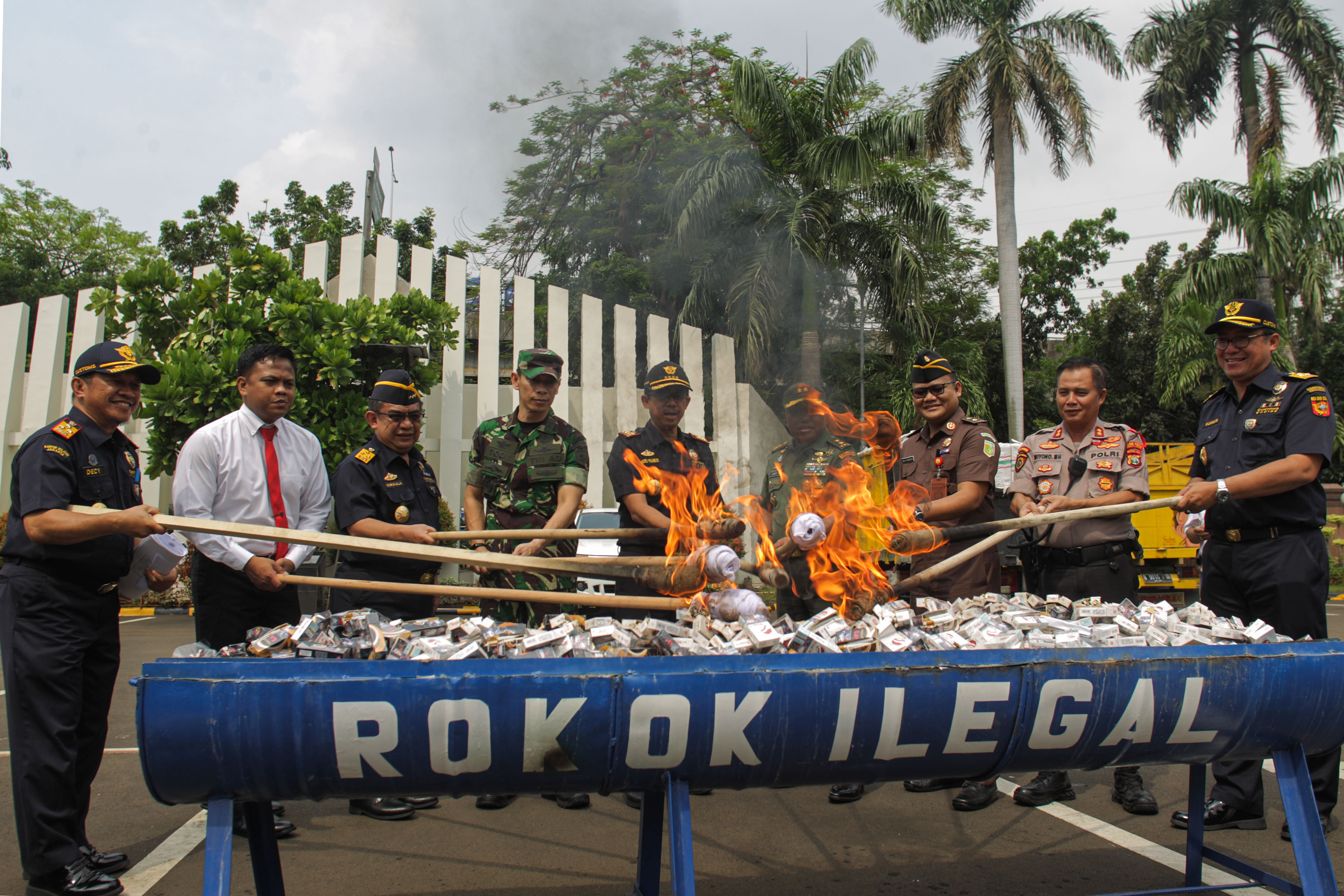 Bea Cukai Musnahkan Miras dan Rokok Ilegal