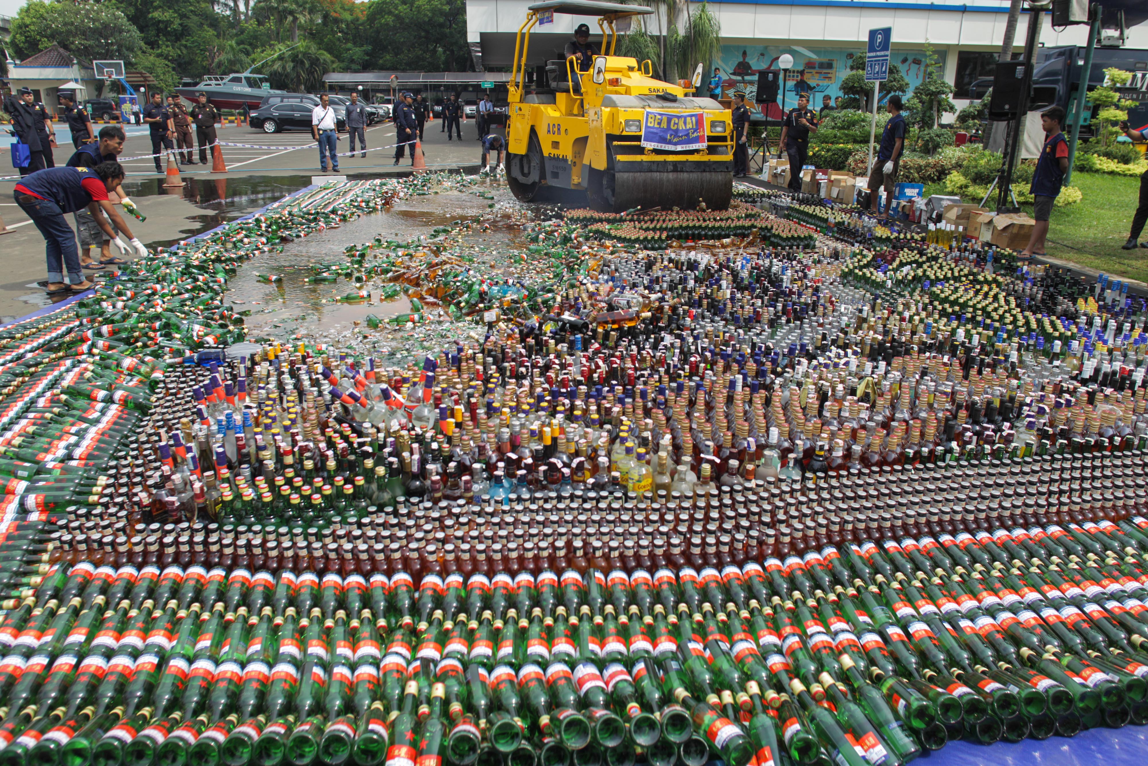 Bea Cukai Musnahkan Miras dan Rokok Ilegal