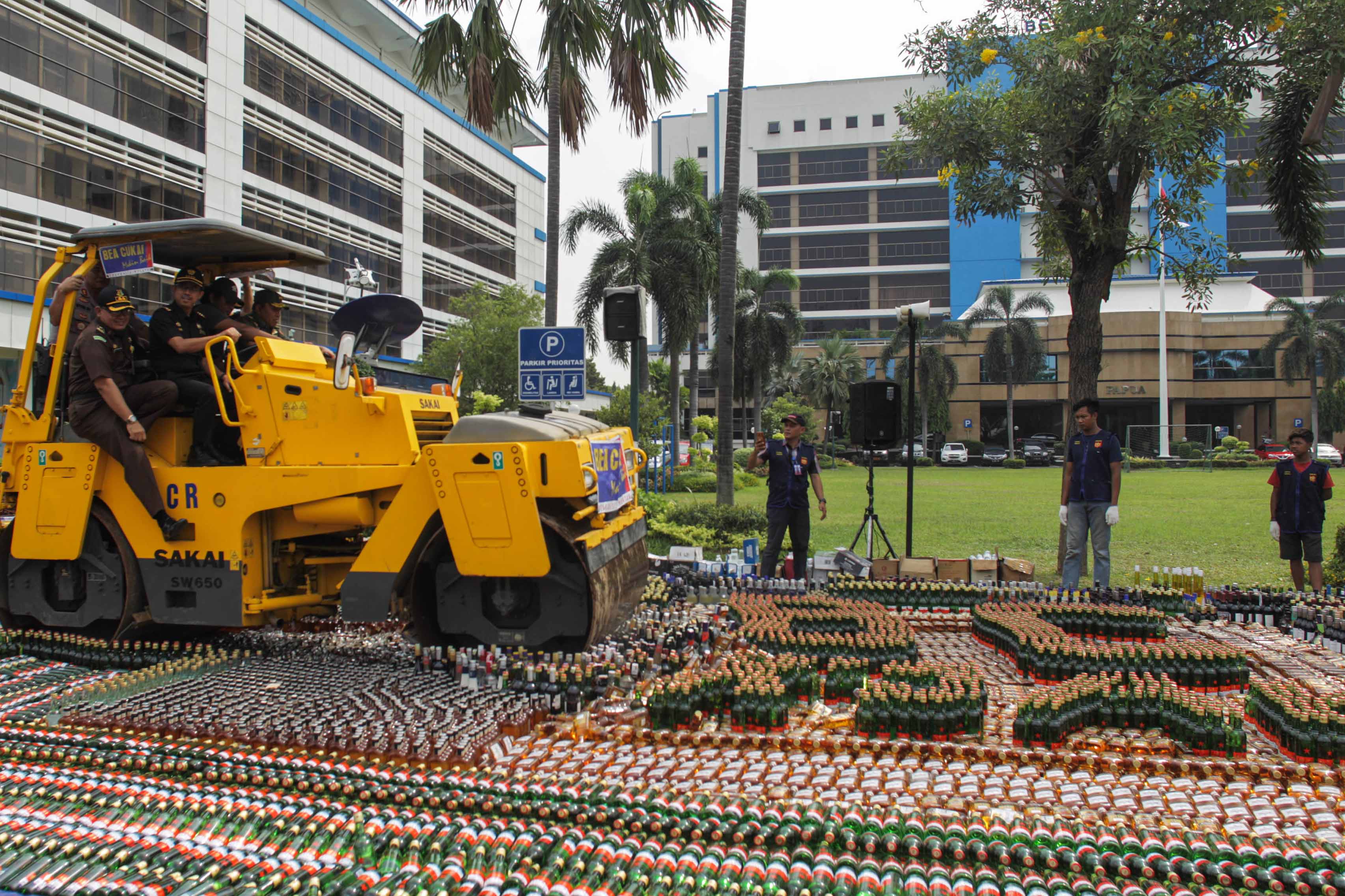 Bea Cukai Musnahkan Miras dan Rokok Ilegal