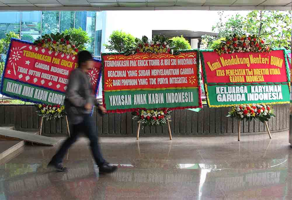 Karangan Bunga Dukung Pencopotan Dirut Garuda