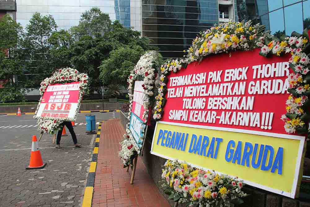 Karangan Bunga Dukung Pencopotan Dirut Garuda