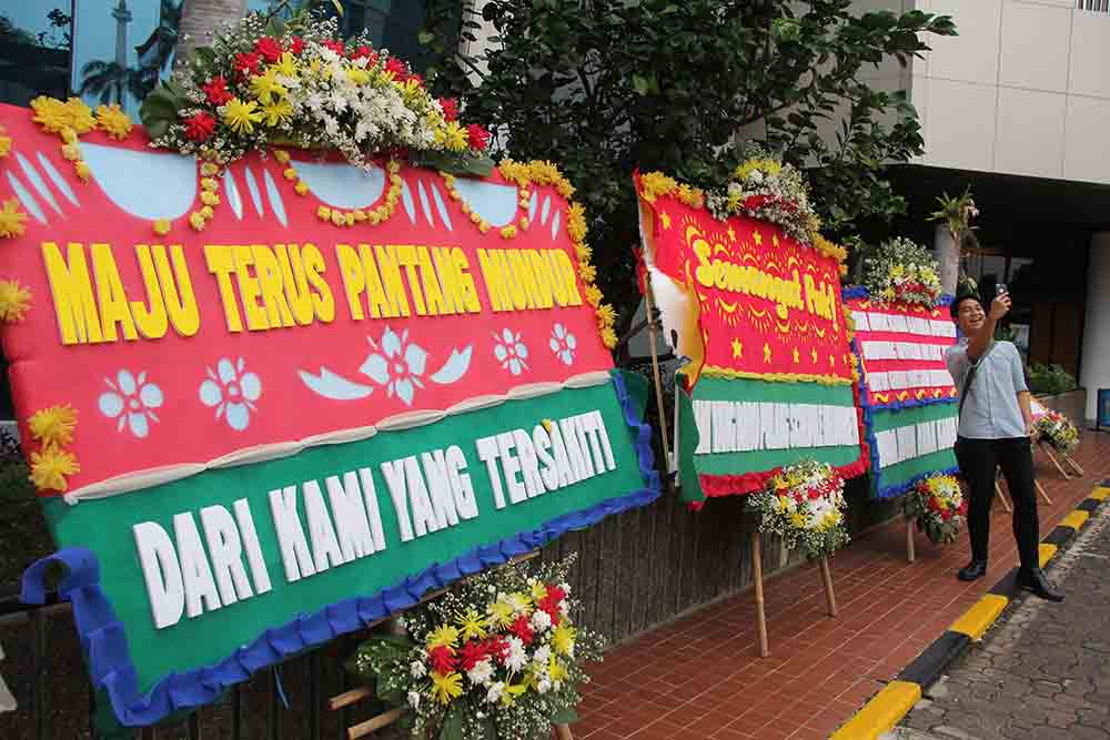 Karangan Bunga Dukung Pencopotan Dirut Garuda