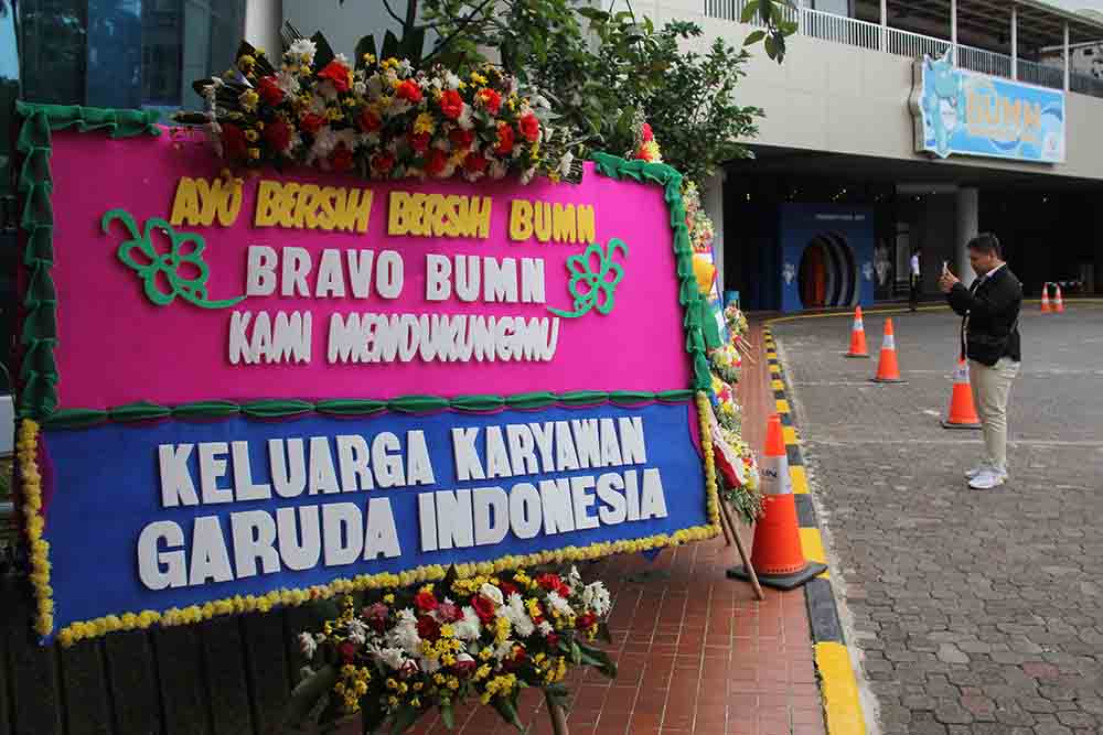 Karangan Bunga Dukung Pencopotan Dirut Garuda