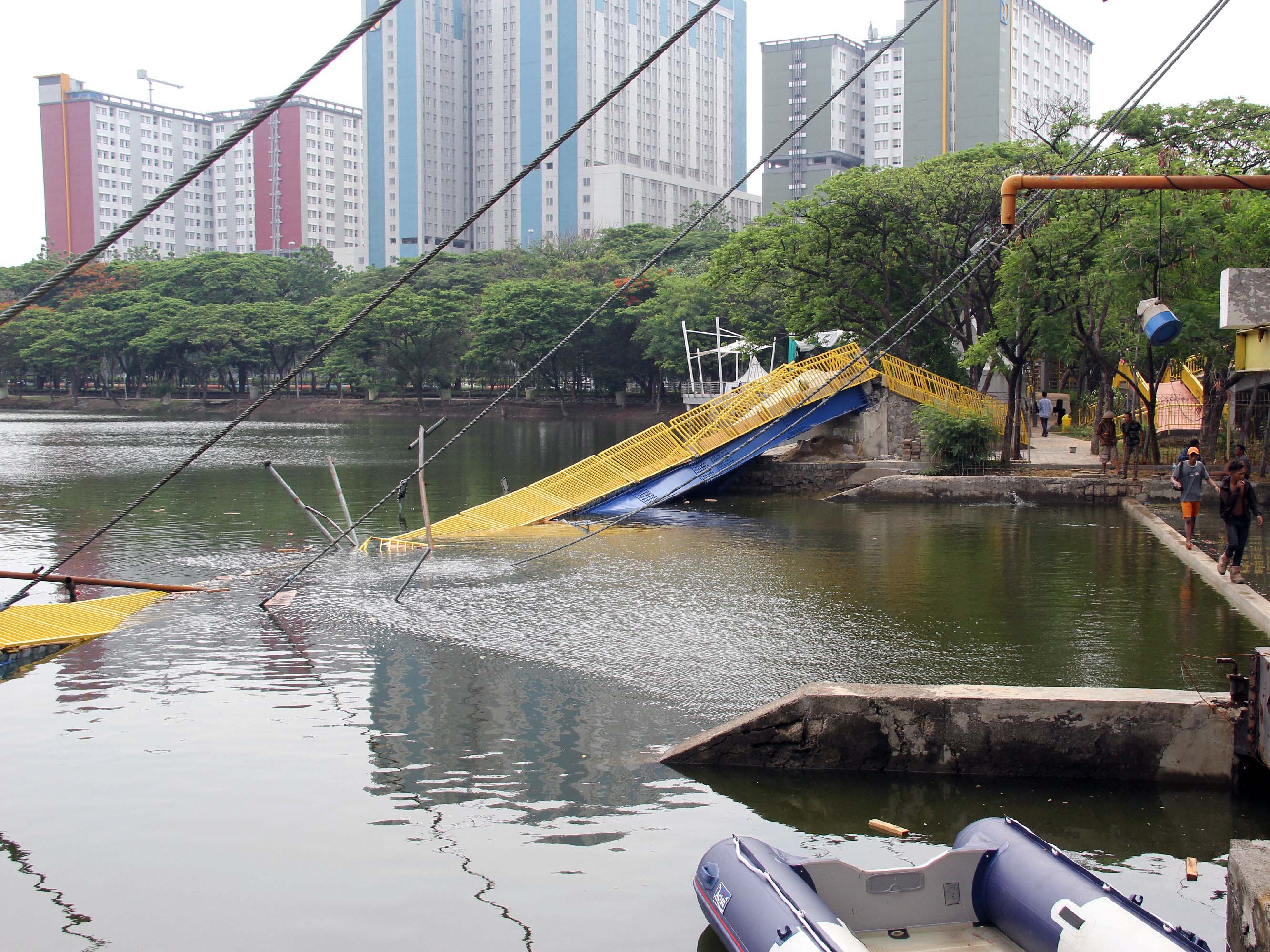 Jembatan Di Utan Kota Kemayoran, Jakarta, Ambruk