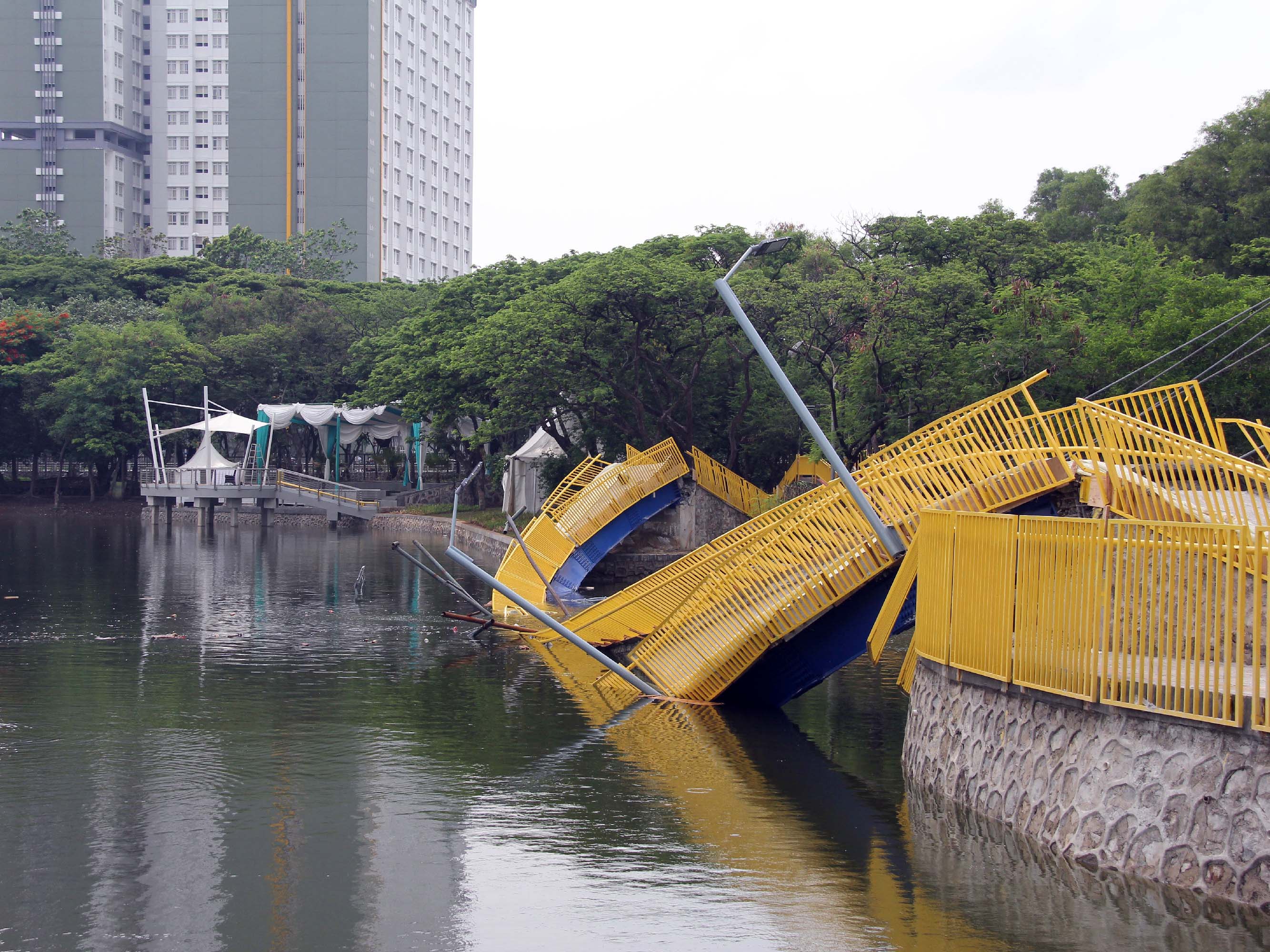 Jembatan Di Utan Kota Kemayoran, Jakarta, Ambruk