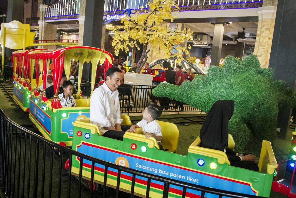 Presiden Jokowi Ajak Jan Ethes Bermain