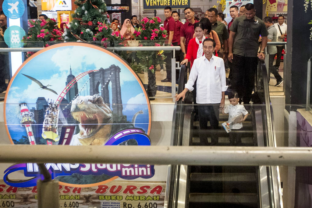 Presiden Jokowi Ajak Jan Ethes Bermain