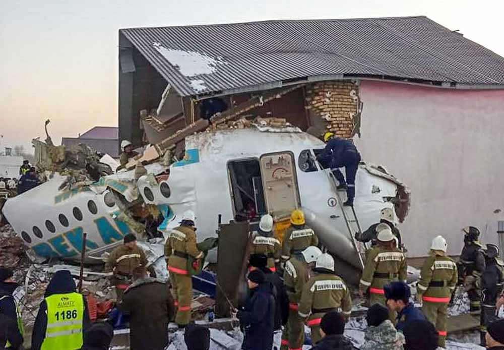 Pesawat Jatuh Tabrak Rumah di Kazakhtan