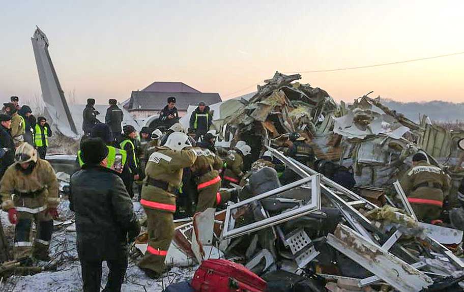 Pesawat Jatuh Tabrak Rumah di Kazakhtan