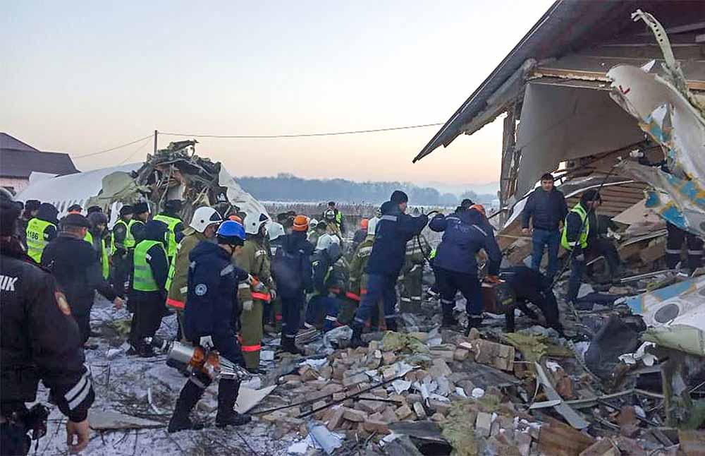 Pesawat Jatuh Tabrak Rumah di Kazakhtan