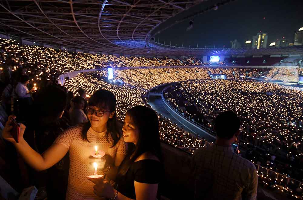 Jemaat Gereja Tiberias Rayakan Natal di GBK