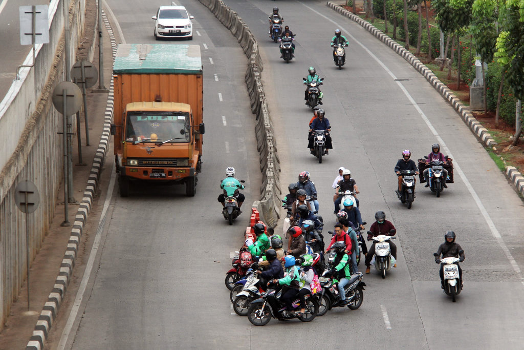 Aksi Pemotor yang Membahayakan Pengendara Lain