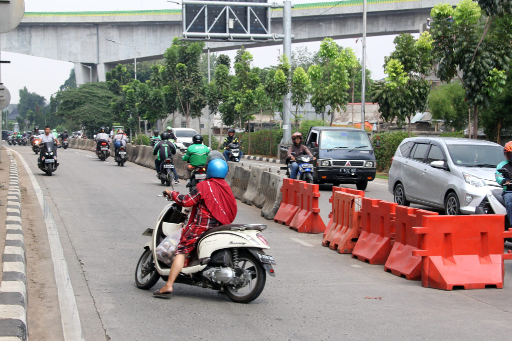 Aksi Pemotor yang Membahayakan Pengendara Lain