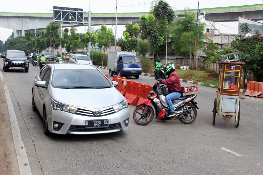Aksi Pemotor yang Membahayakan Pengendara Lain