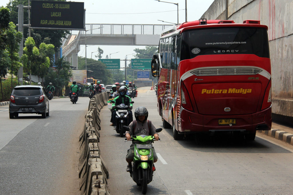 Aksi Pemotor yang Membahayakan Pengendara Lain