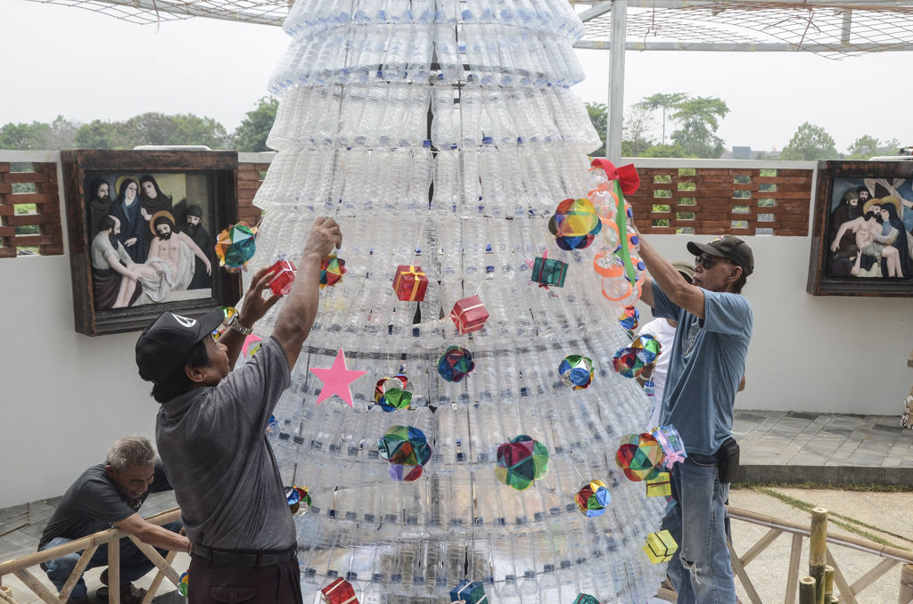 Hiasan Pohon Natal dari Limbah Plastik 