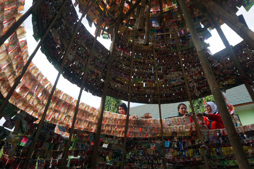 Menata Pohon Natal dari Limbah Plastik 