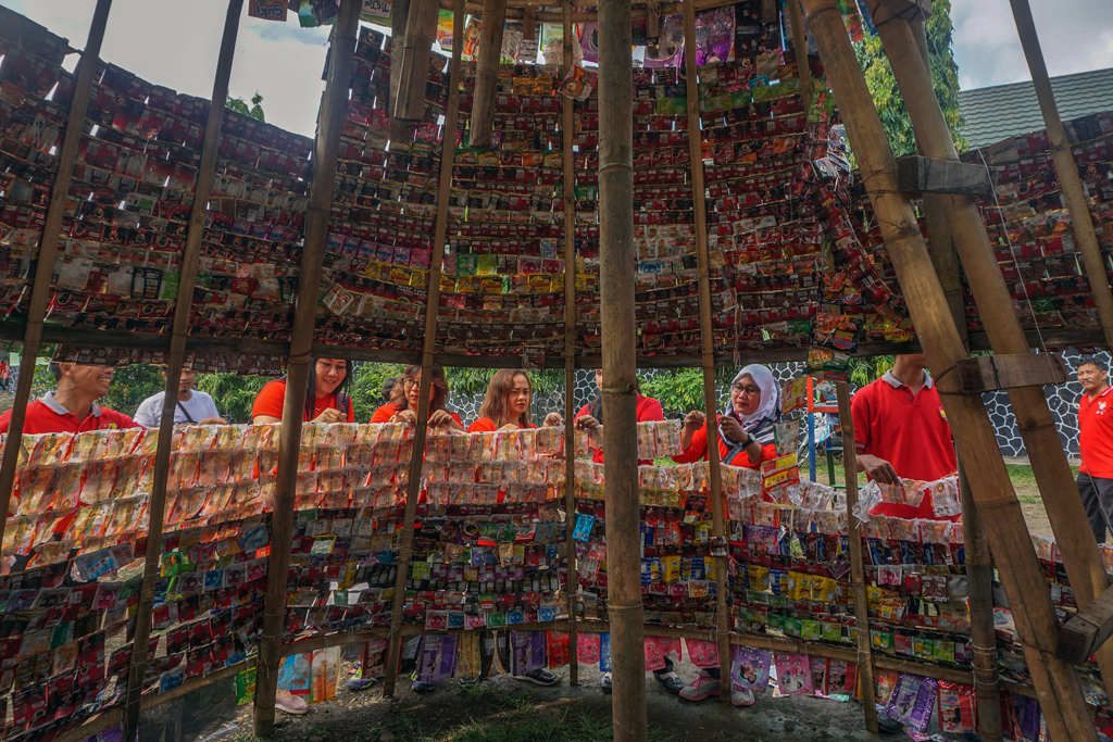 Menata Pohon Natal dari Limbah Plastik 