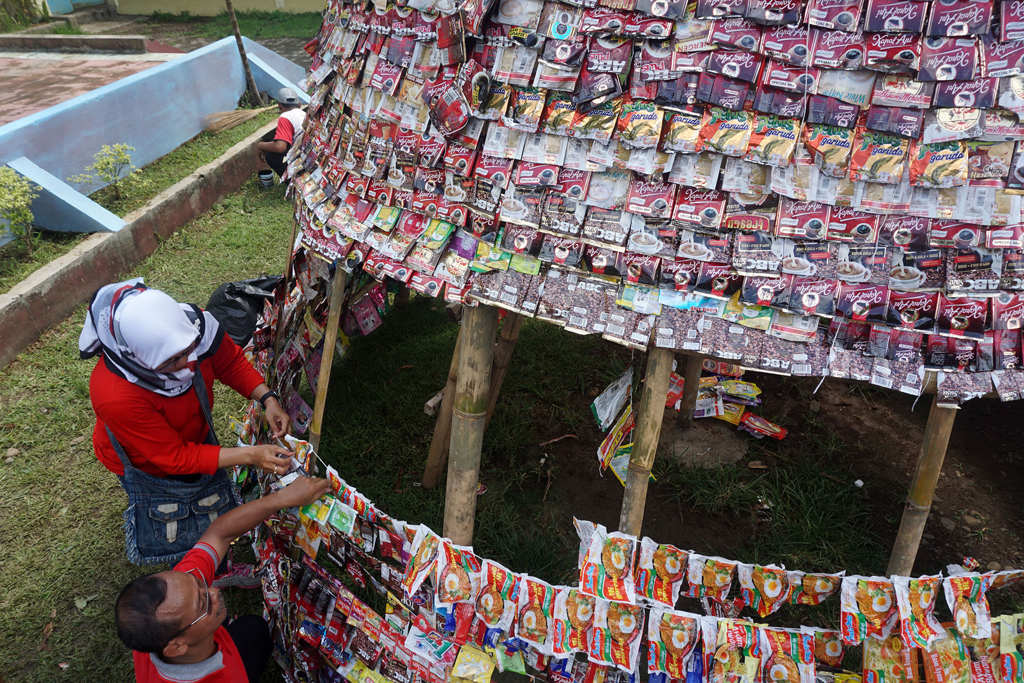 Menata Pohon Natal dari Limbah Plastik 