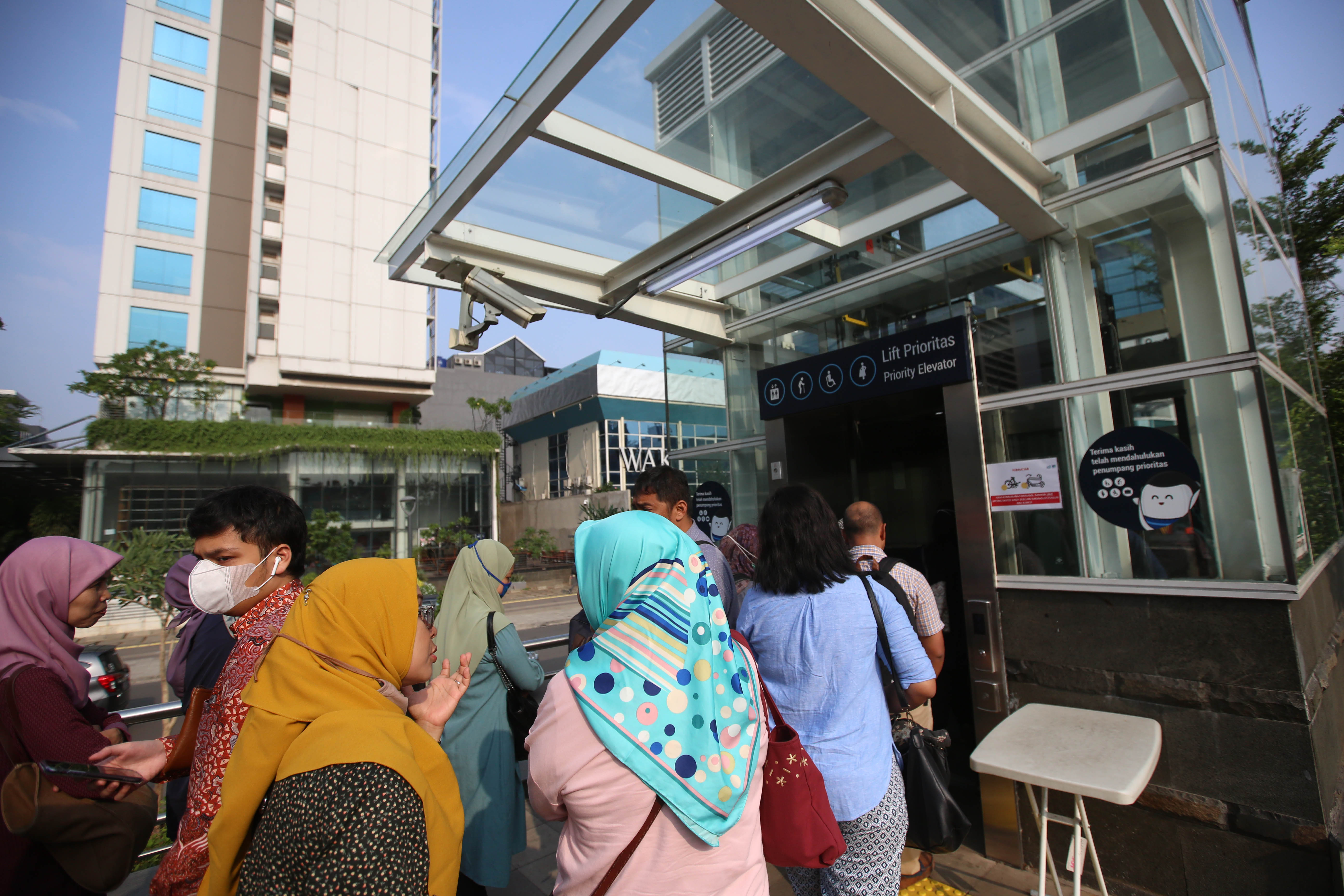 Antre Lift Prioritas Karena Malas Lewat Tangga