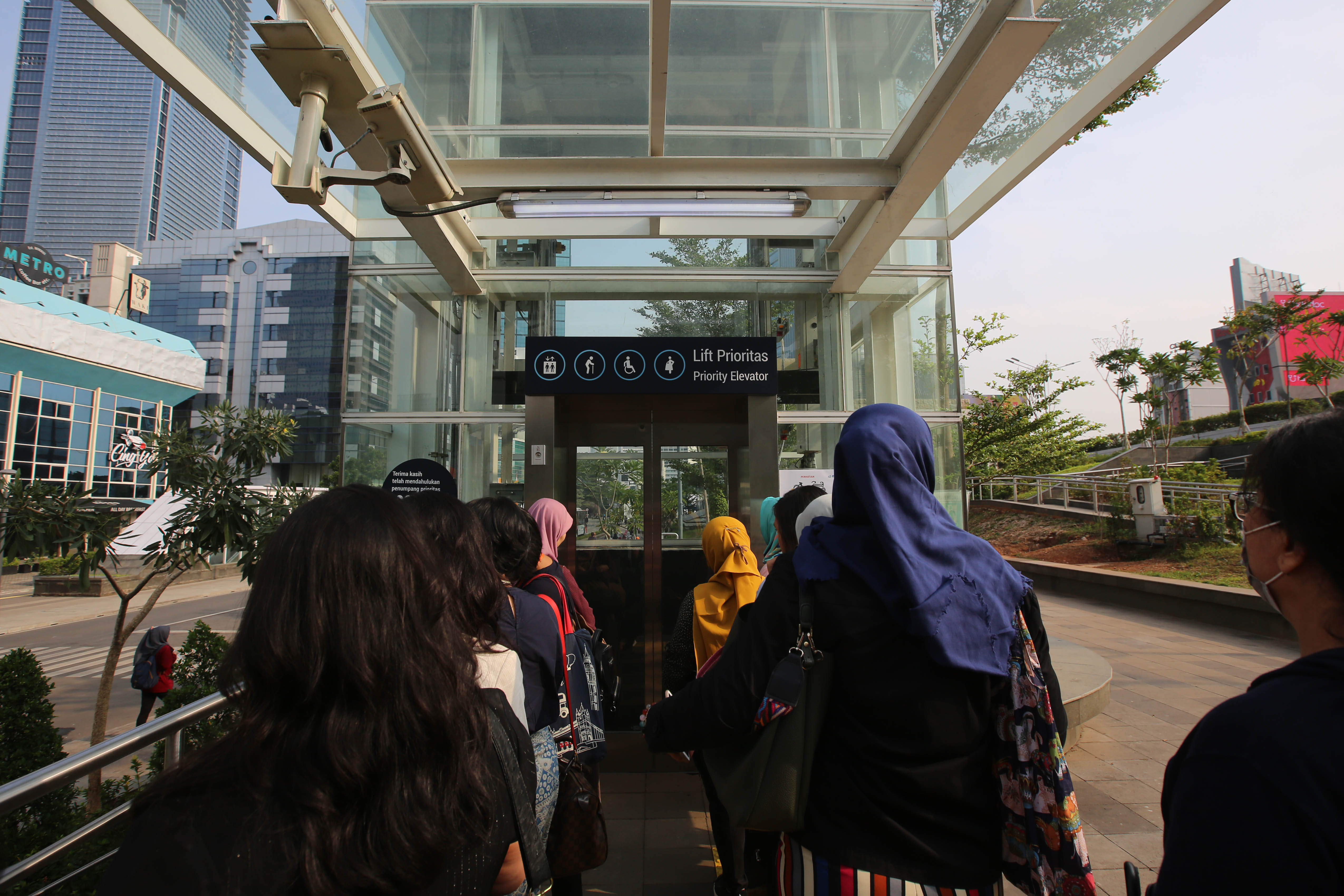 Antre Lift Prioritas Karena Malas Lewat Tangga