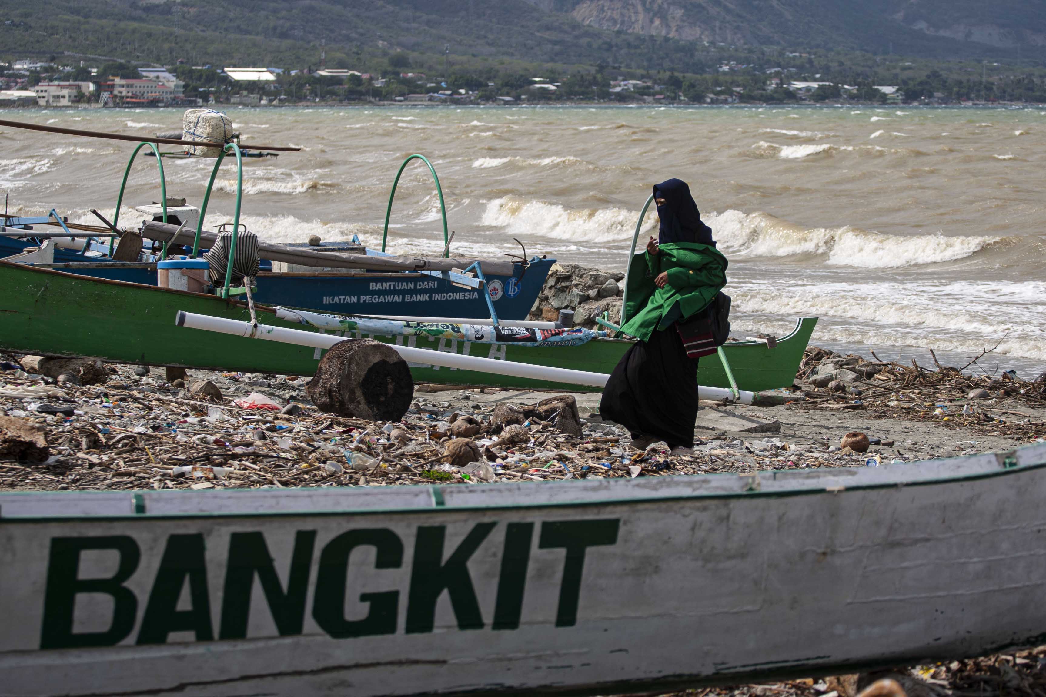 Nelayan Tidak Melaut Karena Gelombang Tinggi