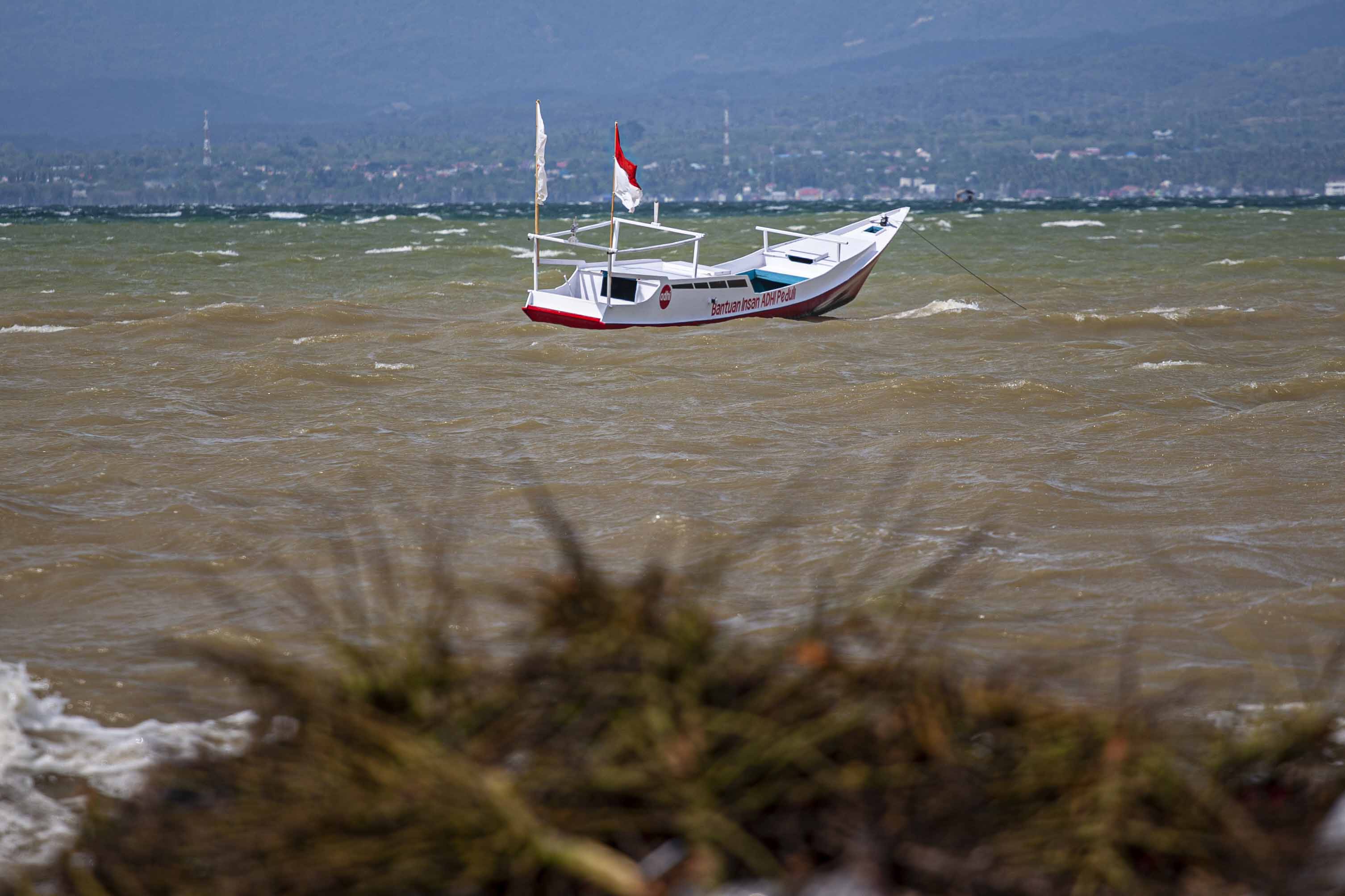 Nelayan Tidak Melaut Karena Gelombang Tinggi