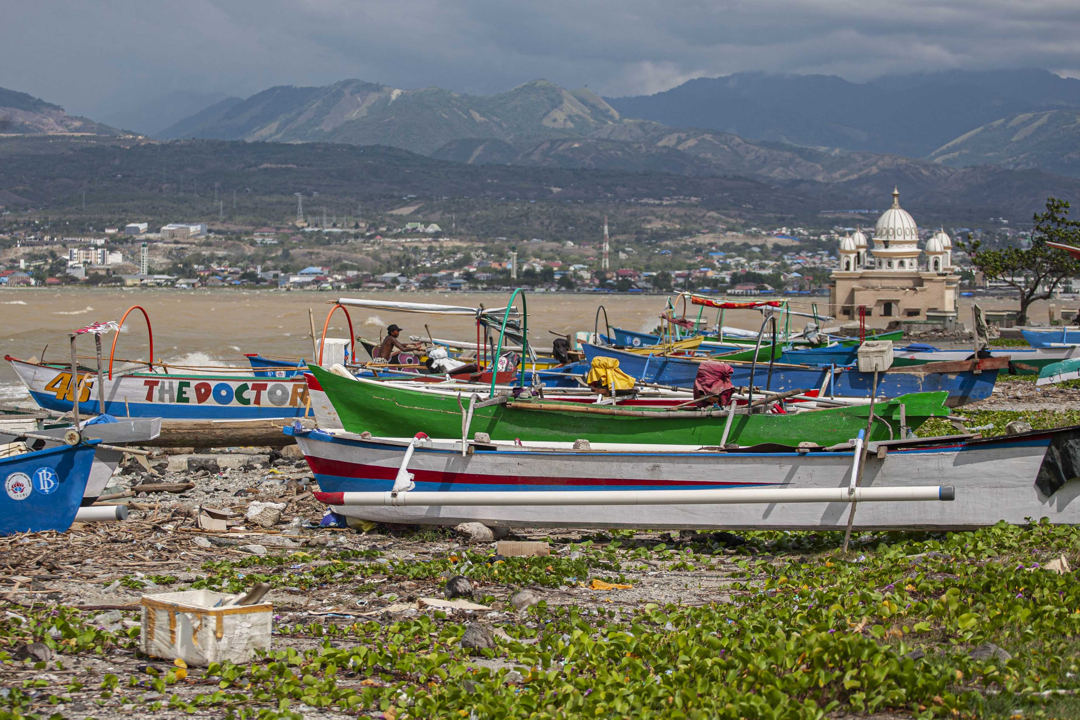 Nelayan Tidak Melaut Karena Gelombang Tinggi