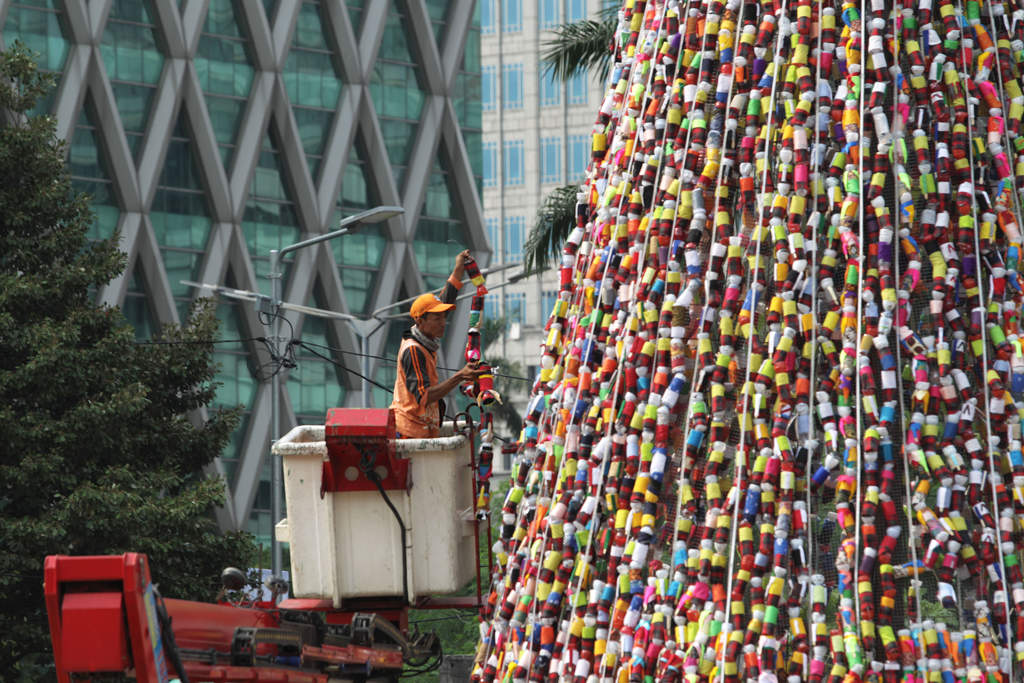 Pohon Natal Daur Ulang di Thamrin 10