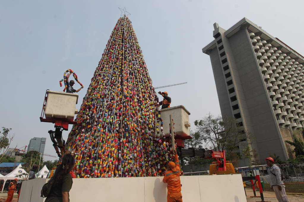 Pohon Natal Daur Ulang di Thamrin 10
