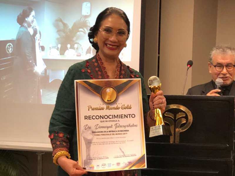 Duta Besar RI untuk Ekuador Terima  Mundo Gold 