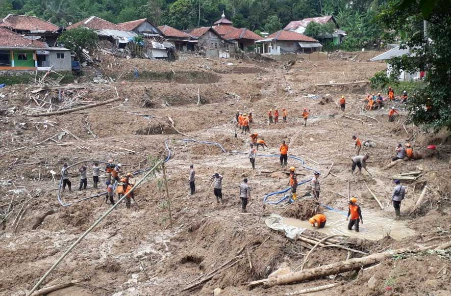 Pencarian Korban Tertimbun Longsor
