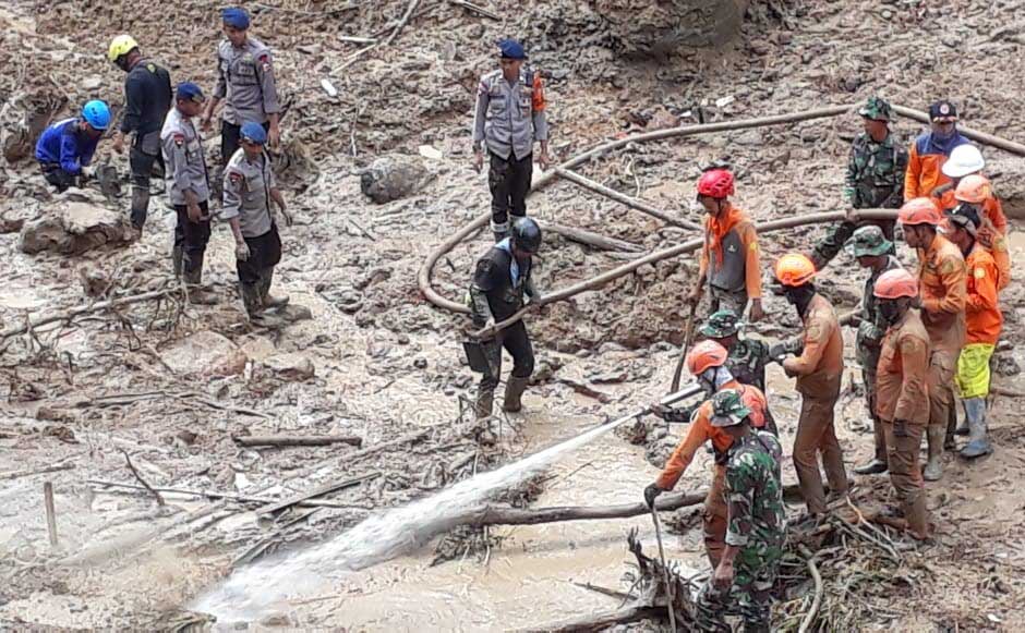 Pencarian Korban Tertimbun Longsor