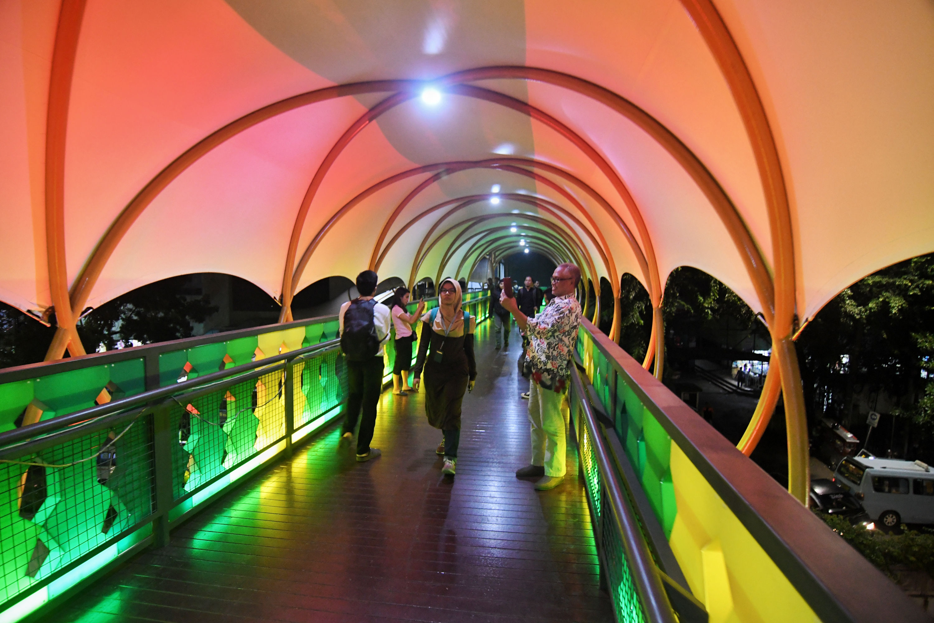 Warna Warni JPO Baru Stasiun Pasar Minggu