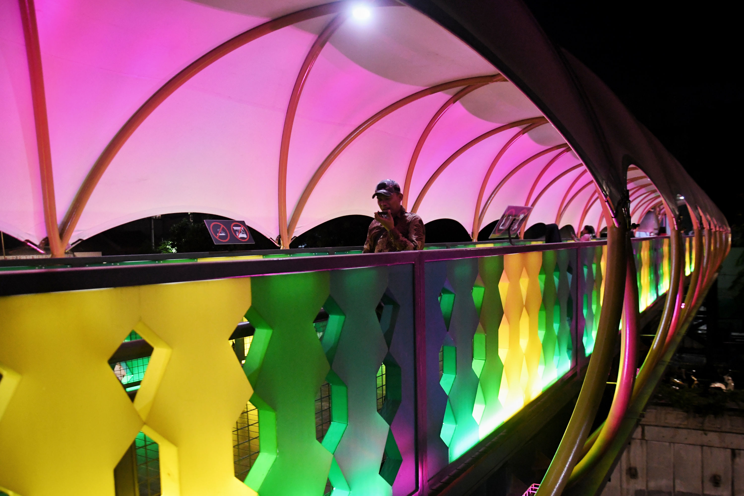 Warna Warni JPO Baru Stasiun Pasar Minggu