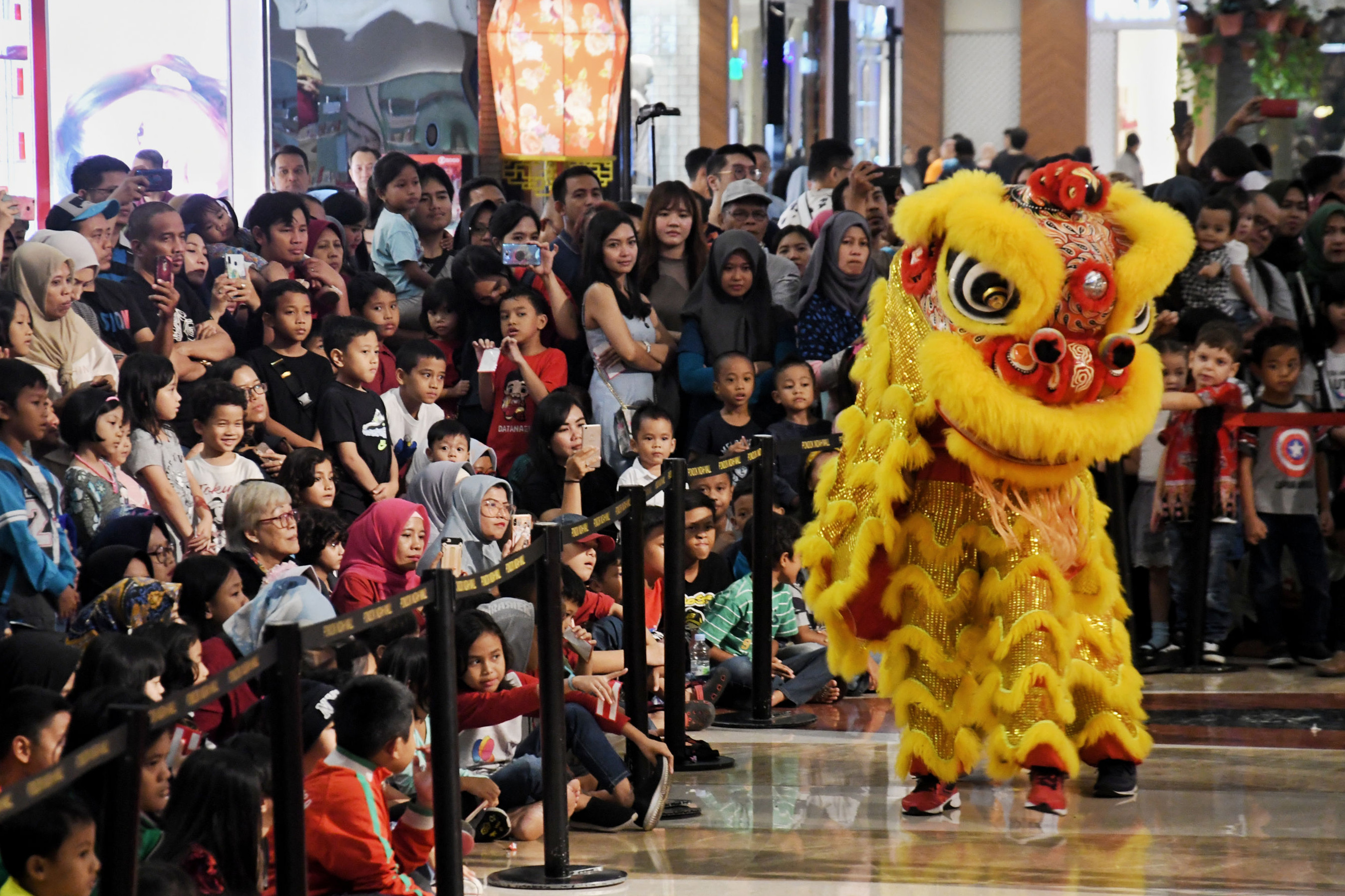 Aksi Juara Dunia Barongsai Ramaikan Imlek di Mall