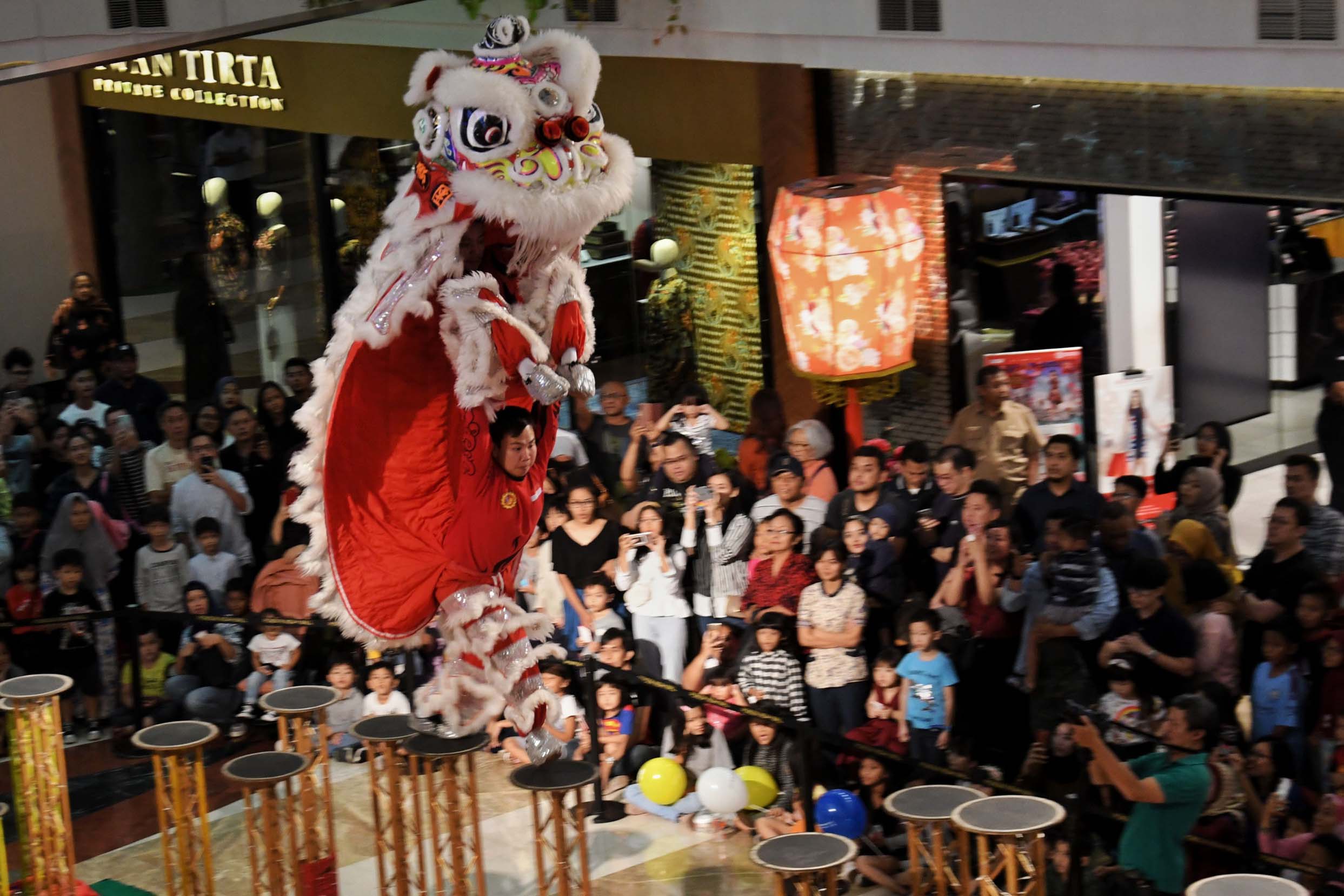 Aksi Juara Dunia Barongsai Ramaikan Imlek di Mall